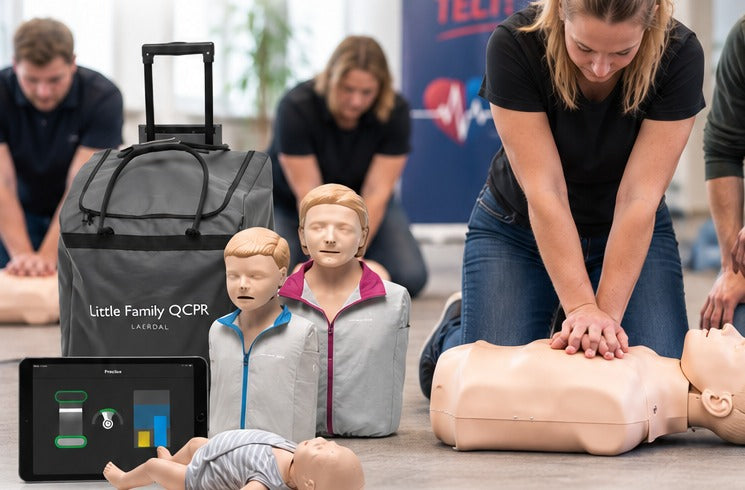 Deelnemers oefenen reanimatie op oefenpoppen tijdens een training